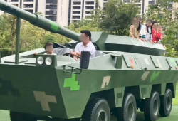 儿童坦克视频,萌娃演绎军事梦想