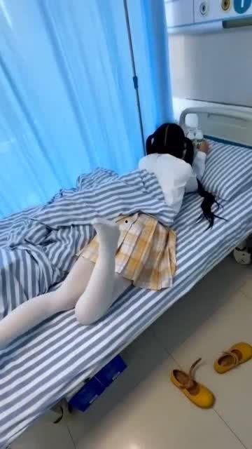 趴在床上打针视频两针,见证勇敢与关爱